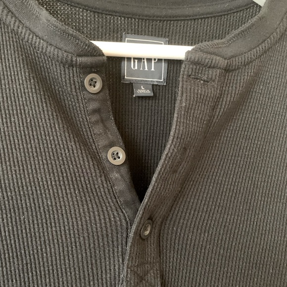 MOVING SALE | New Gap Men's Waffle Henley T-Shirt in True Black, Size Large - Picture 4 of 6